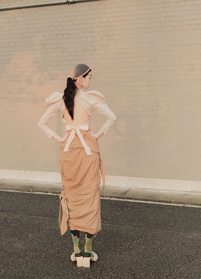 霧松雲湧不對稱設計中長襪